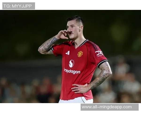 曼联跟队报道：舍什科训练拼劲十足战术学习专注力无人能敌